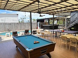 1715 House - White Rhino