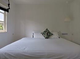 1715 House - White Rhino