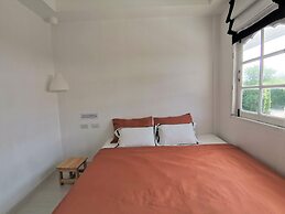 1715 House - White Rhino