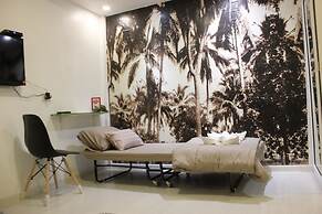 1715 House - White Rhino