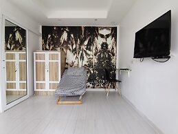 1715 House - White Rhino