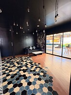 1715 House - White Rhino