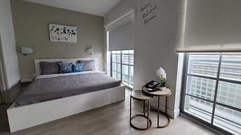 Strand Ocean Drive Suites