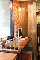 Thonglor Travellers Hostel & Cafe