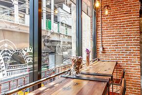 Thonglor Travellers Hostel & Cafe