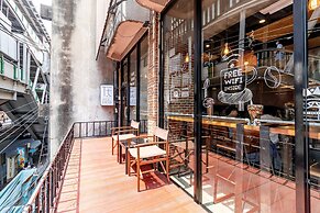 Thonglor Travellers Hostel & Cafe