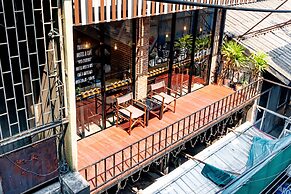 Thonglor Travellers Hostel & Cafe