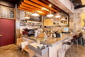 Thonglor Travellers Hostel & Cafe