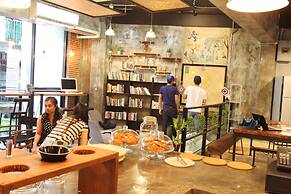 Thonglor Travellers Hostel & Cafe