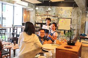 Thonglor Travellers Hostel & Cafe