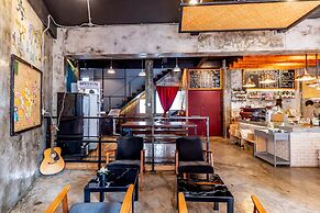 Thonglor Travellers Hostel & Cafe