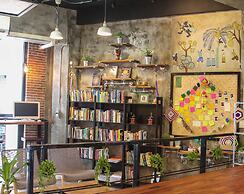 Thonglor Travellers Hostel & Cafe