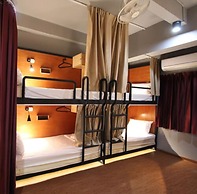 Thonglor Travellers Hostel & Cafe