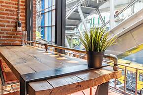 Thonglor Travellers Hostel & Cafe