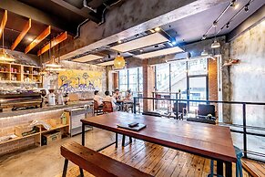 Thonglor Travellers Hostel & Cafe