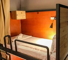 Thonglor Travellers Hostel & Cafe