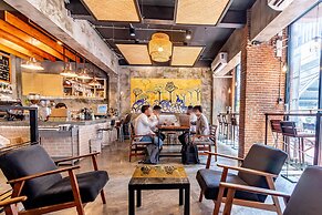 Thonglor Travellers Hostel & Cafe