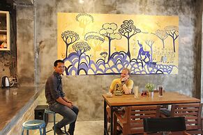 Thonglor Travellers Hostel & Cafe