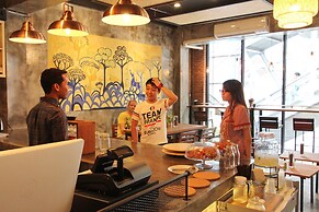 Thonglor Travellers Hostel & Cafe