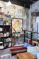 Thonglor Travellers Hostel & Cafe