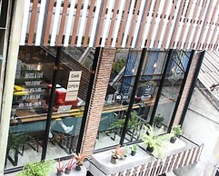 Thonglor Travellers Hostel & Cafe