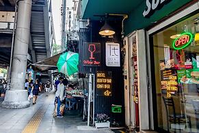 Thonglor Travellers Hostel & Cafe