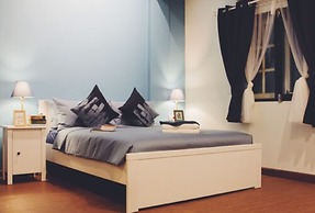 Thonglor Travellers Hostel & Cafe