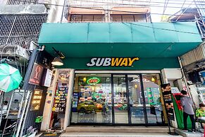 Thonglor Travellers Hostel & Cafe