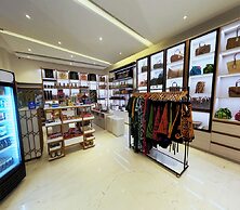 Fairway Colombo - Sri Lanka's First Hotel With Robot Technology