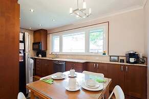 Beautiful Detached 6 Bedroom House