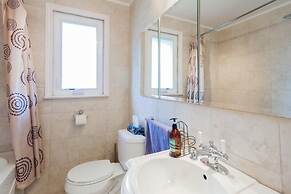 Beautiful Detached 6 Bedroom House