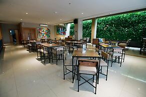 Yellow Star Ambarukmo Hotel