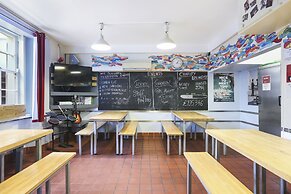 Astor Victoria Hostel - Adults Only