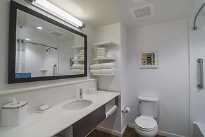 Hampton Inn Chicago North-Loyola Station