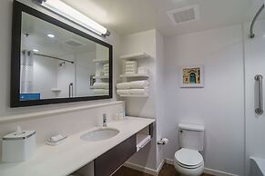 Hampton Inn Chicago North-Loyola Station