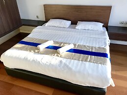 Sunset Seaview Vacation Condos City Centre @ IMAGO Shopping Mall