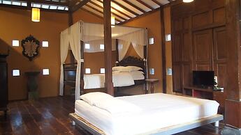 The Riverside Javanese Cottages