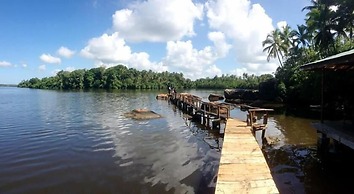 Shiny Lakeside Resort