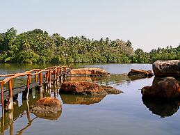 Shiny Lakeside Resort