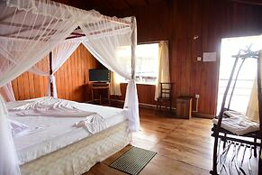 Shiny Lakeside Resort