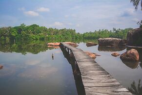 Shiny Lakeside Resort