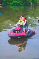 Shiny Lakeside Resort