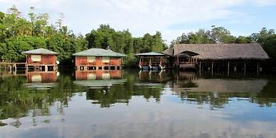 Shiny Lakeside Resort