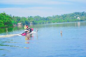 Shiny Lakeside Resort