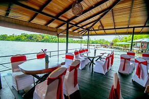 Shiny Lakeside Resort