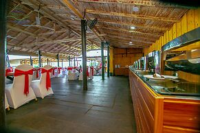 Shiny Lakeside Resort