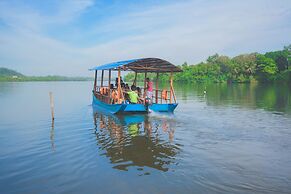 Shiny Lakeside Resort