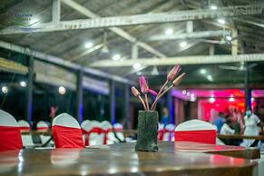 Shiny Lakeside Resort