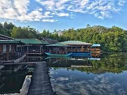 Shiny Lakeside Resort