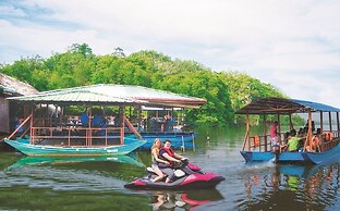 Shiny Lakeside Resort